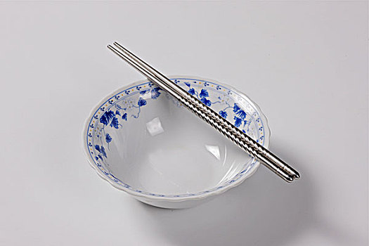 青花瓷碗和银筷子