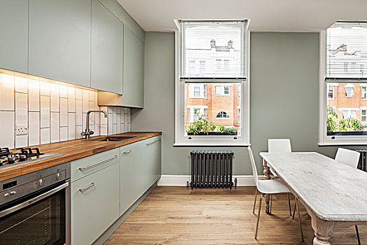 灰色,厨房操作台,墙壁,宽敞,现代,厨房,长,餐桌,中间