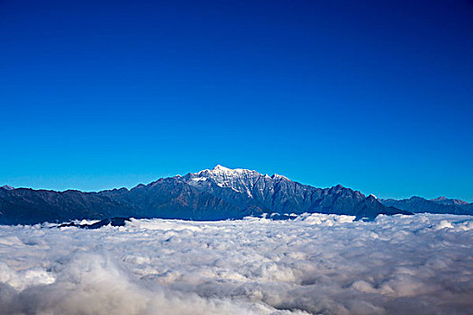 蓝天下的云海雪山