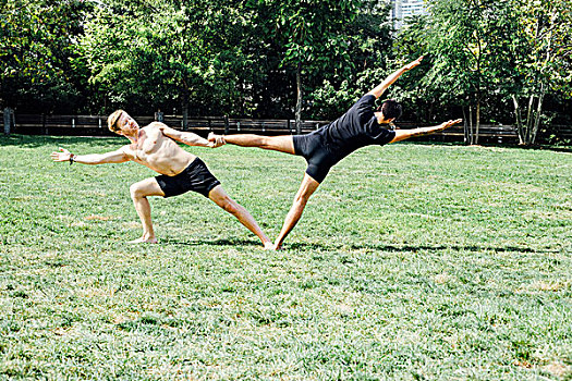 两个男人,实践,瑜珈,脚,拿着,位置,公园