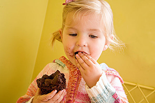 小女孩,吃,杯形蛋糕
