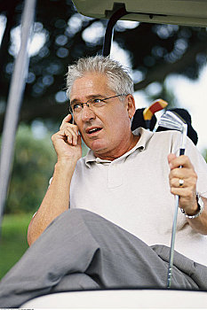 男人,高尔夫球车,交谈,手机