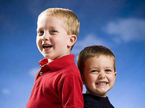 两个男孩,微笑,蓝天