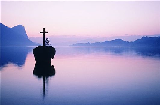 奥地利,十字架,岩石上,湖,月亮湖地区,日落
