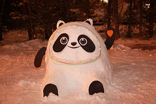 冰墩墩,雪墩墩,年后第一场雪,2022冬奥会,北京冬奥会,我爱冬奥会,堆雪熊猫,堆冰墩墩