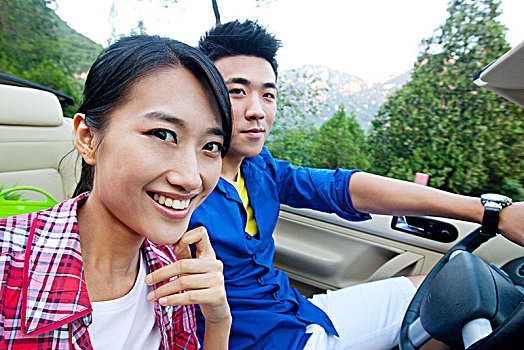 亚洲青年情侣自驾游