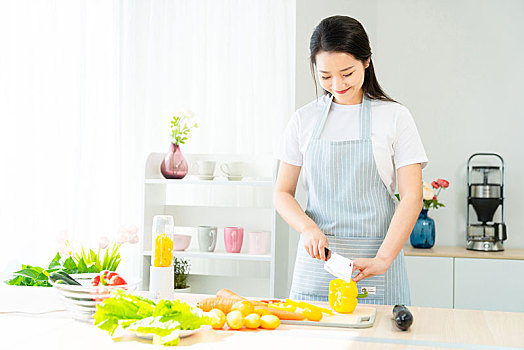 年轻女子在厨房做饭