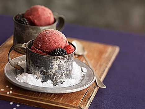 树莓果汁冰糕,黑莓,树莓,装饰,罐头,杯子,围绕,岩盐
