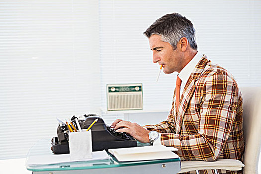 复古,男人,香烟,打字,打字机