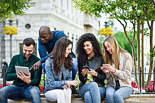 多种族,年轻人,智能手机,电脑,户外,城市,背景,女人,男人,微笑,笑,街道,穿,休闲服