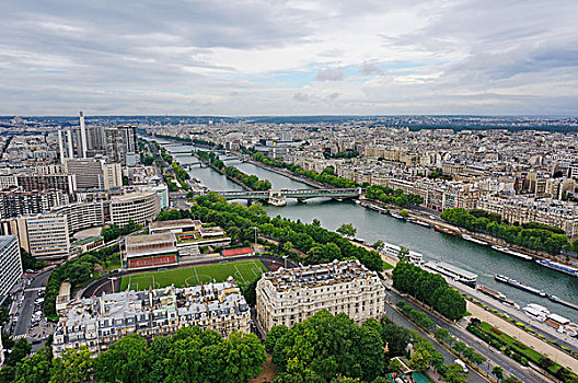 鸟瞰法国巴黎塞纳河