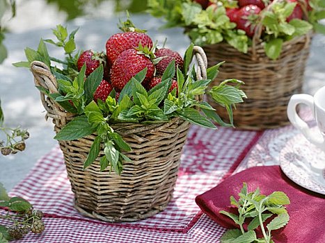草莓,新鲜,薄荷,柳条篮