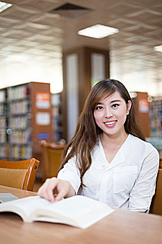亚洲人,美女,女学生,使用笔记本,图书馆