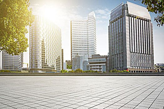 城市和草與藍(lán)天