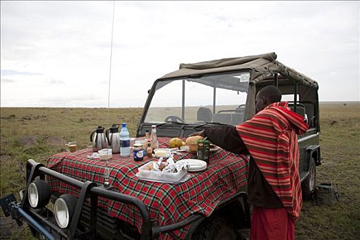 马萨伊,男人,吃早餐,帽子,运动型多功能车,马赛马拉国家保护区,肯尼亚