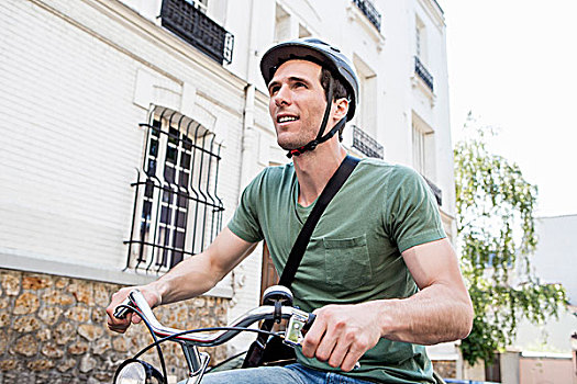 中年,男人,骑自行车,城市街道