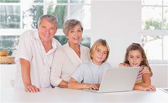孩子,祖父母,看镜头,一起,笔记本电脑,正面