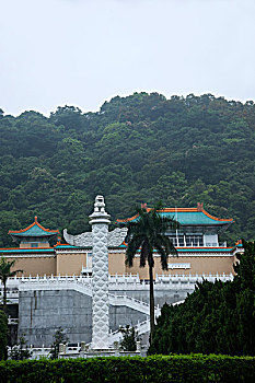 台湾台北市雨后的故宫博物院华表