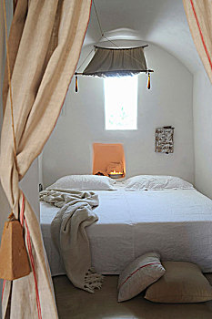 床,仰视,遮篷,锥形石灰板屋顶