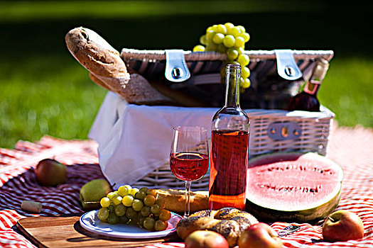 野餐篮,水果面包,葡萄酒