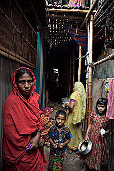 孩子,阳台,竹子,贫民窟,住房,靠近,河,老,达卡,孟加拉,二月,2007年,许多,10个人,生活方式,脚,房间,分享,手,泵,卫生间,厨房