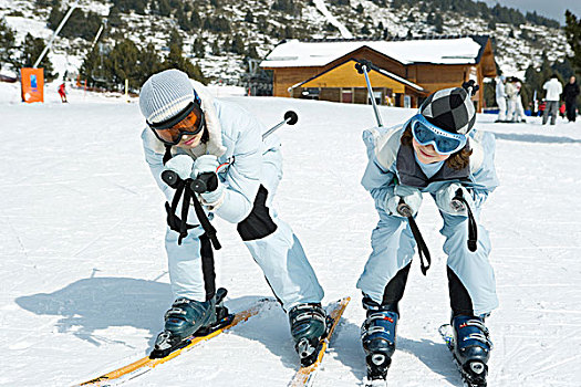 两个,孩子,滑雪,蹲,一起,看镜头