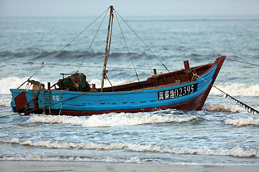 风浪中停泊的渔船
