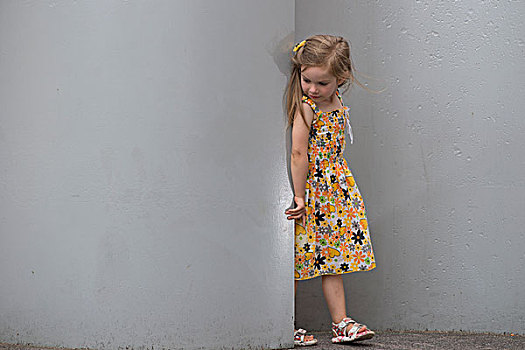 女孩,3岁,穿,服装,站立,墙壁,德国,欧洲
