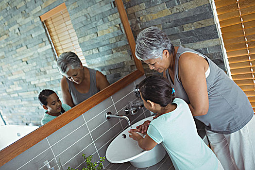 祖母,孙女,洗手,浴室水池,在家