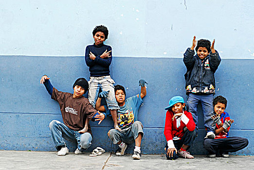 秘鲁,利马,酷,秘鲁人,儿童,手势,两个男孩,站立,朋友