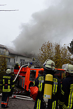 消防员,穿,呼吸,设备,灭火,屋顶,火,巴登符腾堡,德国,欧洲