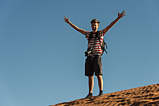 青少年,相机,站立,沙丘,手臂,索苏维来地区,纳米布沙漠,纳米比亚,非洲