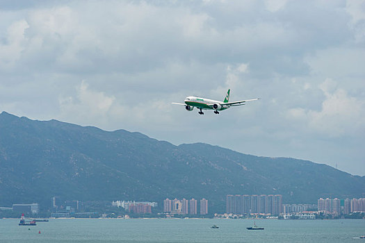 一架台湾长荣航空的客机正降落在香港国际机场