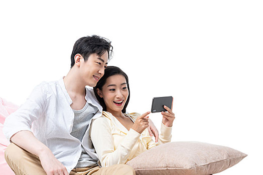 年轻夫妇在家看使用手机