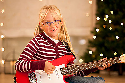 小孩,吉他,展示,正面,圣诞树