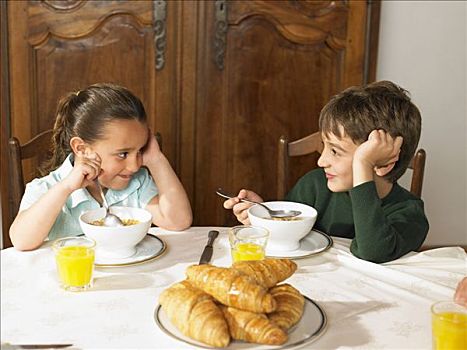 兄弟,6-8岁,姐妹,4-6岁,吃饭,粮食,早餐桌