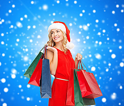 销售,礼物,圣诞节,休假,人,概念,微笑,女人,红裙,圣诞老人,帽子,购物袋,上方,蓝色,雪,背景