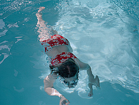 女孩,游泳,游泳池,穿,红色,两个,块,夏威夷,图案,套装,水下,仰视