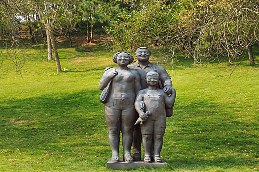 中国山东省青岛雕塑园内幸福的一家三口雕塑