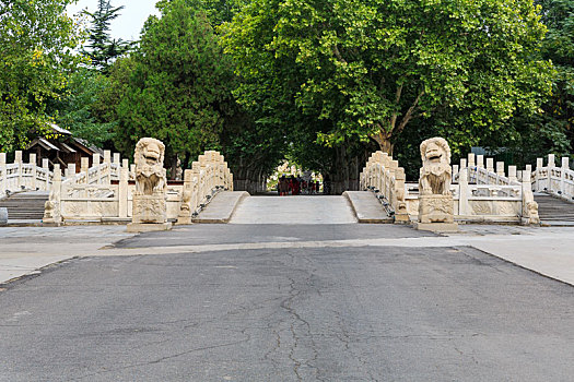 中国河南省开封铁塔公园古石拱桥