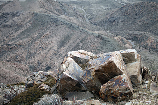 新疆哈密,海拔2800处的天山红层,五彩斑斓怪石嶙峋