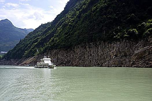 行驶在重庆巫山大宁河小三峡滴翠峡的旅游船