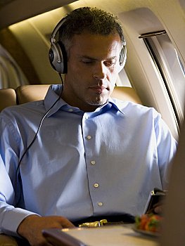 商务人士,听歌,耳机,飞机