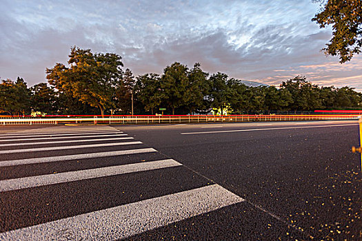 夕阳下的北京道路