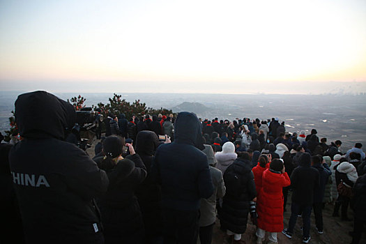 山东省日照市,上千市民登临天台山祈福,迎接新年第一缕曙光