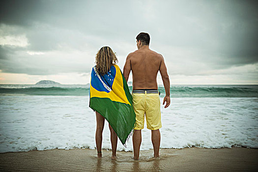 年轻,情侣,女人,巴西国旗,伊帕内玛海滩,里约热内卢,巴西