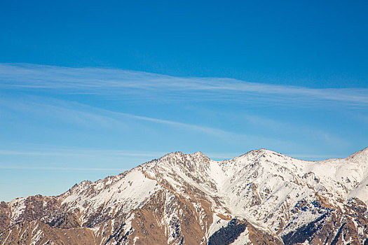 新疆乌鲁木齐天山天池山脉与雪山马牙山峰特写