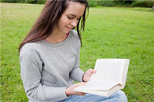 年轻,放松,女孩,读,书本,坐,公共园地