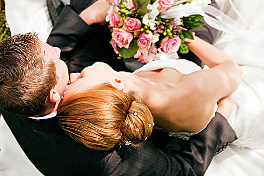婚礼,情侣,搂抱,吻,新娘,拿着,花束,手