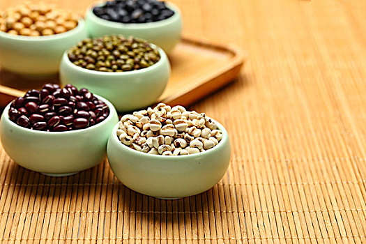杂粮,杂豆,黄豆,红豆,绿豆,黑豆,薏米放在陶瓷小碗里